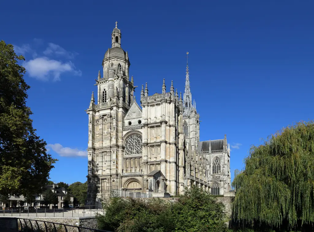 Cathédrale_Notre-Dame_d'Evreux_©CC__1_.jpg Cathédrale_Notre-Dame_d'Evreux_©CC__1_.jpg