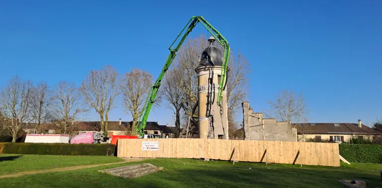 la_tour_Est_du_Parc_de_Diane.jpg